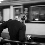 viajar tren audifonos